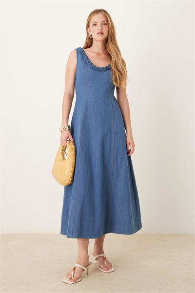 Джинсовое платье средней длины с оборками артикул 148352570