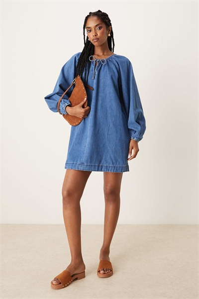 Джинсовое мини-платье с рукавами-балонами артикул 143080644