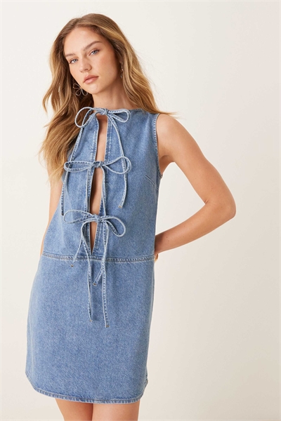 Прямое платье из денима с завязками спереди артикул 148301578