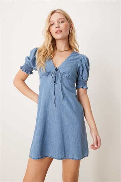 Мини-платье из мягкого денима с буфчатыми рукавами и оборками артикул 140030779