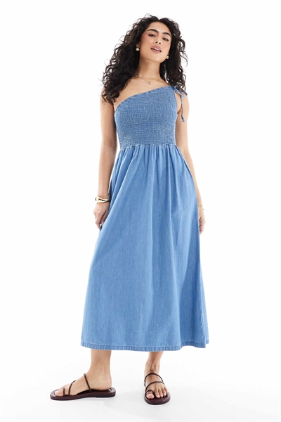 Платье средней длины из мягкого денима с асимметричным вырезом артикул 140414347