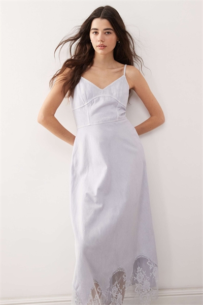 Платье-миди с бретелями и кружевными вставками из денима артикул 140234739