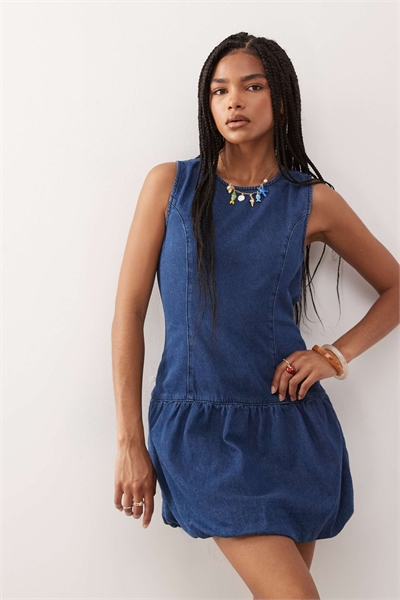 Мини-платье из джинсовой ткани без рукавов с пышным верхом артикул 147085201