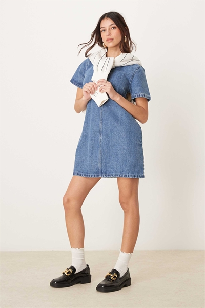 Джинсовое мини-платье с короткими рукавами и круглым вырезом артикул 141413545