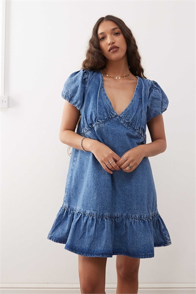 Мини-платье-сарафан из денима с буфчатыми рукавами артикул 144643223
