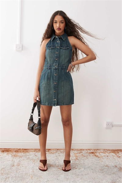 Джинсовое платье с воротником-стойкой артикул 143771313