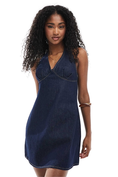 Джинсовое платье с завязками на шее и вытачками артикул 143961268