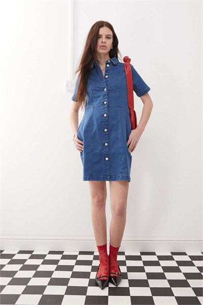 Мини-платье из денима с короткими рукавами артикул 139108698