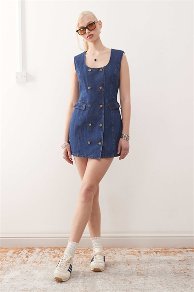 Мини-платье из денима с двойной пуговицей на переднем кармане артикул 143438793