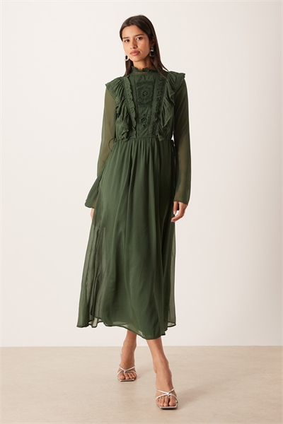 Макси-платье с высоким воротником, оборками, кружевными вставками и завязками, лесно-зеленого цвета артикул 149317753