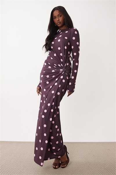 Длинное платье с высоким воротником, удлиненными рукавами и винным цветом в горошек артикул 154630802