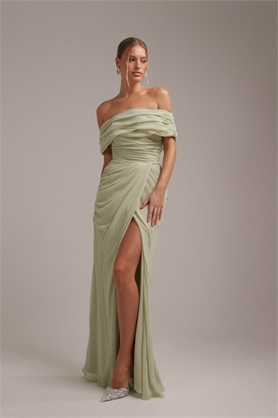 Свадебное платье для подружек невесты из шифона с драпировкой по плечам и фиксированной юбкой-парео цвета шалфейной зелени артикул 153148528