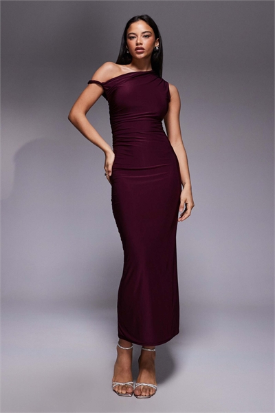 Эксклюзивное двухслойное облегающее макси-платье с открытыми плечами и закрученным верхом темно-вишневого цвета артикул 152830049