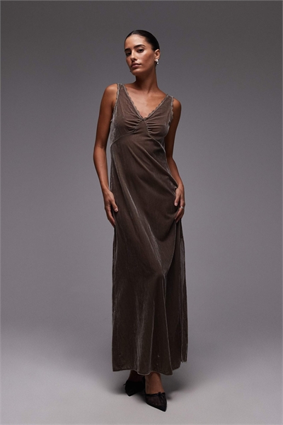 Бархатное макси-платье-комбинация цвета крота артикул 148306084