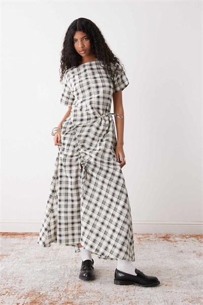 Многоканальное макси-платье с деталями в нейтральном клетчатом узоре артикул 150778929