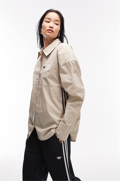 Рубашка с затянутой талией и плечевыми накладками артикул 151053331