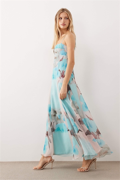Шифоновое макси-платье на бретелях с глубокими клиньями синего цвета с цветочным принтом артикул 151960410
