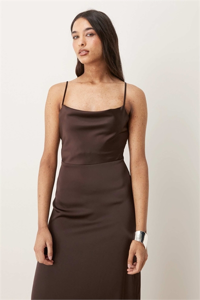 Атласное макси-платье с капюшоном шоколадно-коричневого цвета артикул 153785904