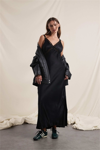 Оригинальное атласное платье x ASOS черного цвета артикул 146691389