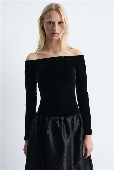 Макси-платье с открытыми плечами и баской из черного бархата и атласа артикул 151746450