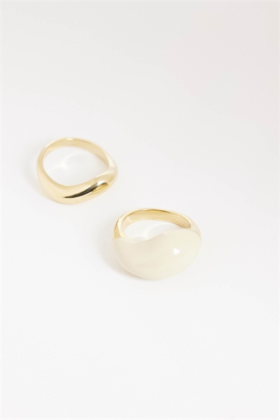 Кольцо с большим овальным камнем кремового цвета артикул 155250838