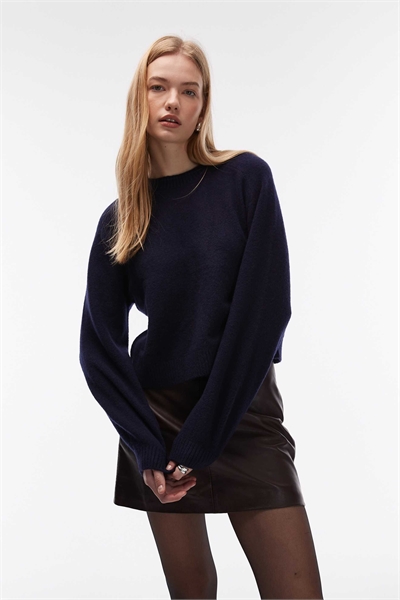 Свитер с круглым вырезом и объемными рукавами артикул 153891694