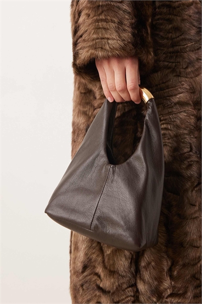 Микросумочка из искусственной кожи с золотыми акцентами артикул 153665376