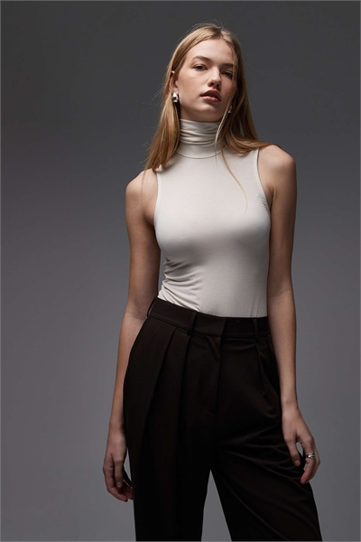 Мягкий топ без рукавов с высоким воротником артикул 153891741