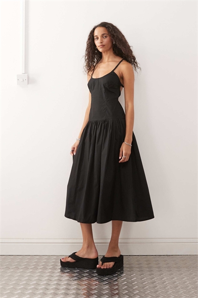 Макси-платье с круглым вырезом и заниженной талией артикул 140076594