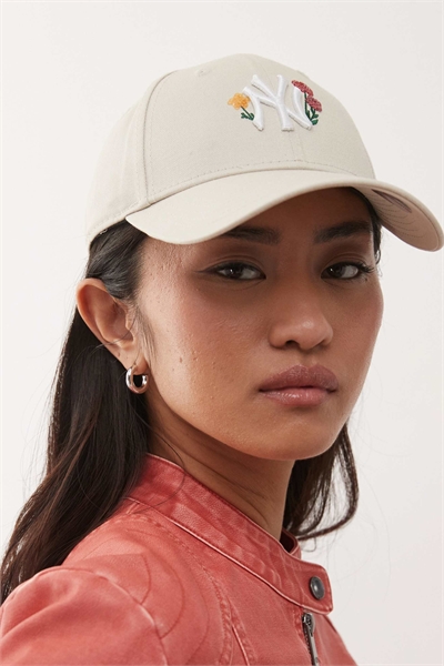 Женская кепка NY Yankees 9forty с цветочным принтом и пайетками артикул 154895088