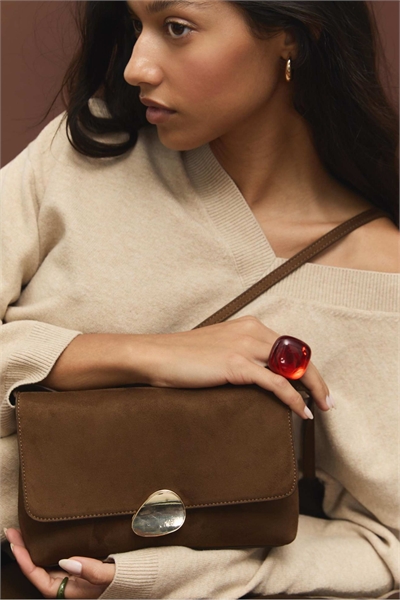 Сумка из искусственной замши с асимметричной металлической застежкой артикул 152799537