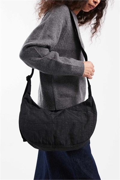 Средняя сумка через плечо из нейлона в форме полумесяца артикул 148487510