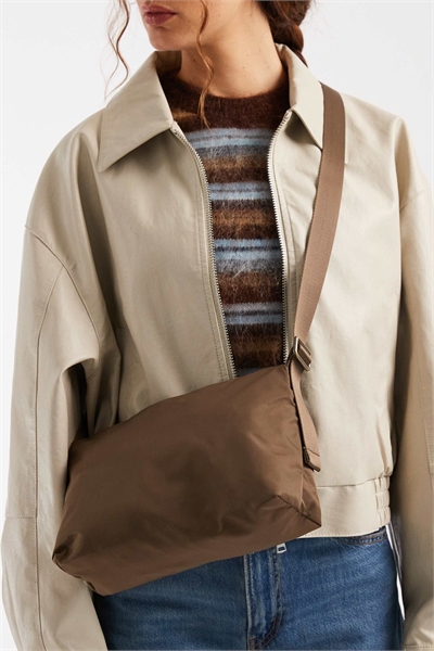 Небольшая плетеная сумка через плечо артикул 150176374