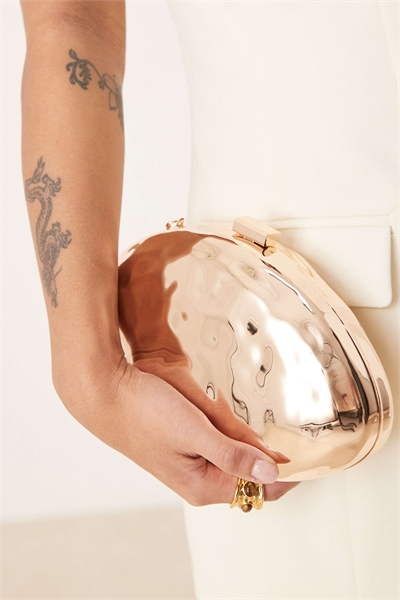 Абстрактная сумочка-клатч в жестком корпусе с кованой отделкой и ремешком через плечо артикул 142542682