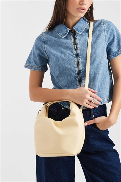 Сумка с небольшой ручкой сверху и шнурком для ношения через плечо артикул 152832969