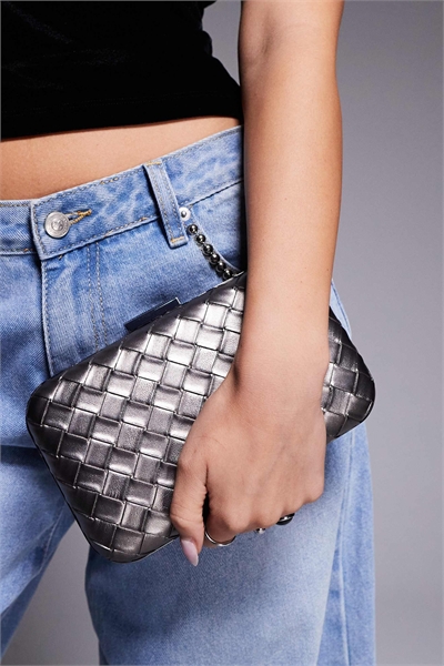 Сумка-клатч из плетеного материала с ремешком через плечо артикул 151096343