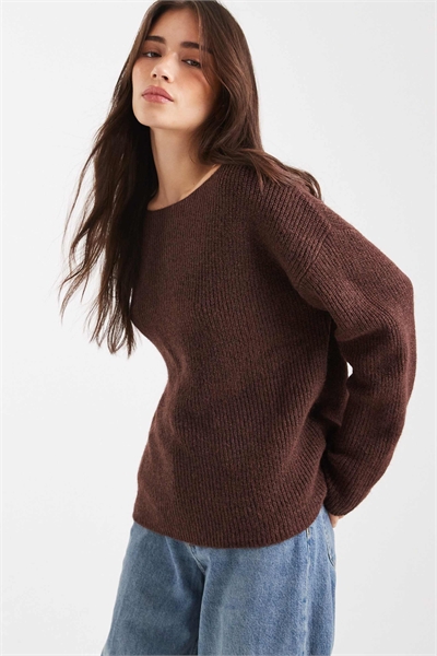 Свободный джемпер с открытыми плечами артикул 143359911