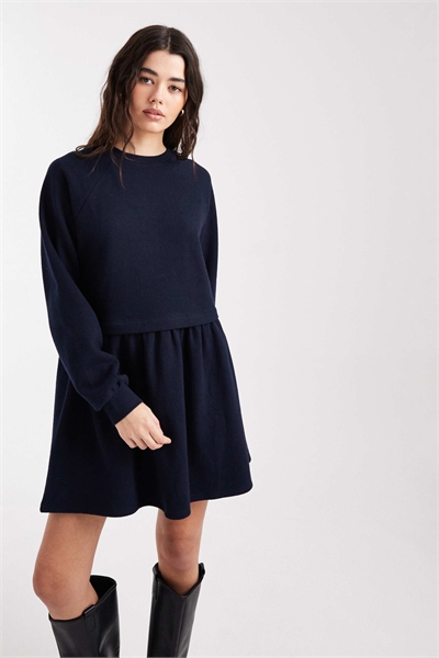 Сверхмягкое платье-сарафан из щетованного материала темно-синего цвета артикул 153148639