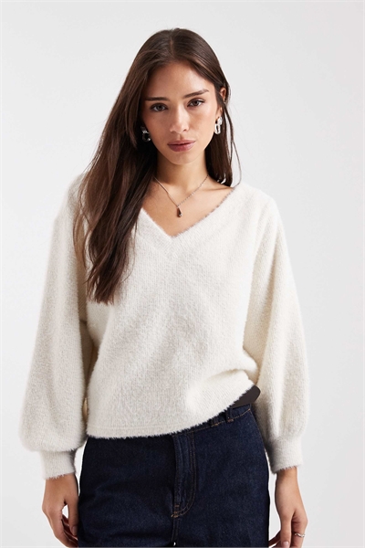 Пушистая свободная кофта с открытыми плечами артикул 150703082