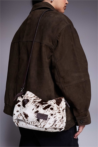 Сумка через плечо из кожи с коровьим принтом и натуральным ворсом артикул 151777945