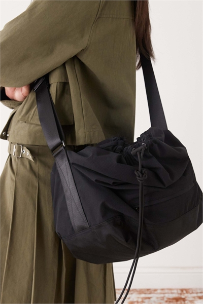 Нейлоновая сумка через плечо с завязками артикул 154328709