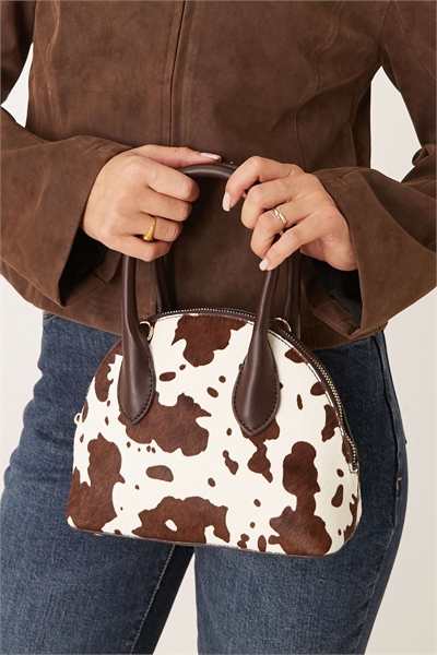 Сумка-болер из натуральной кожи с принтом «коровья шкура» и бантиком, со съемным ремнем через плечо артикул 148300596