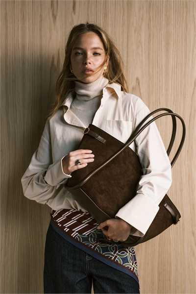 Сумка-тоут из искусственной замши с ремнем артикул 148195897