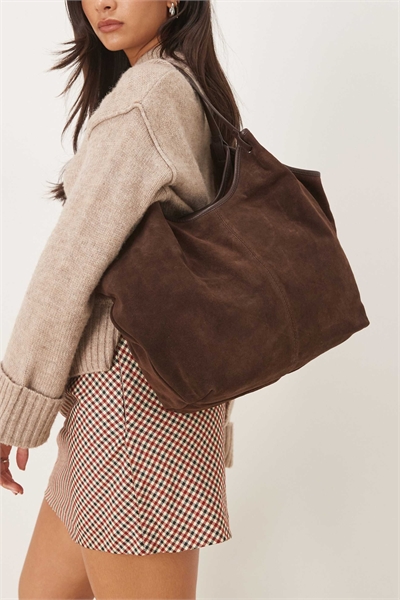 Сумочка-тоут из замши с зауженной ручкой артикул 151666892