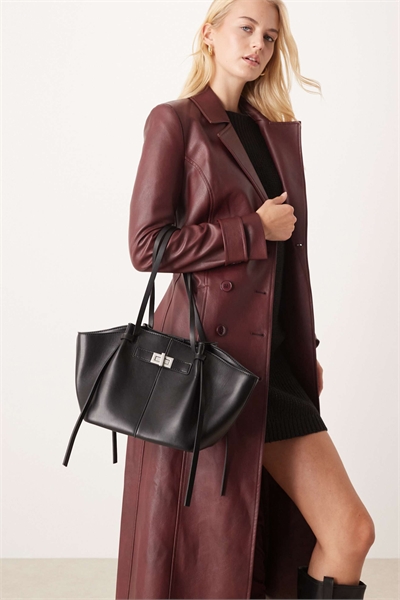 Небольшая сумка-тоут из искусственной кожи с ремешком и клатч с серебристыми элементами артикул 150230150