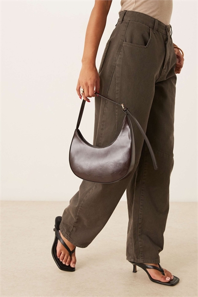 Асимметричная сумка через плечо с вырезом и пряжкой артикул 148195896