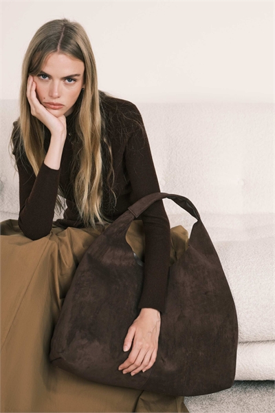 Сумка-тоут из искусственной замши с закругленным верхом артикул 147618519