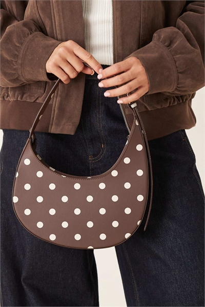 Асимметричная сумка через плечо в горошек с вырезом и пряжкой артикул 152469431