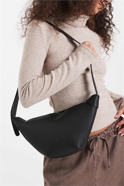Сумка через плечо из текстурированного материала в виде круассана артикул 149107077
