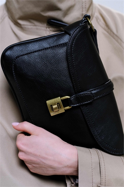 Сумка через плечо с замком артикул 152558653